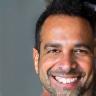 Retrato de David López, sonriendo.